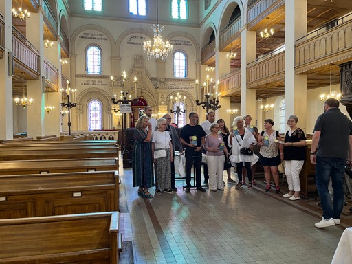 Préparer l'accueil des visiteurs dans la synagogue consistoriale de Metz